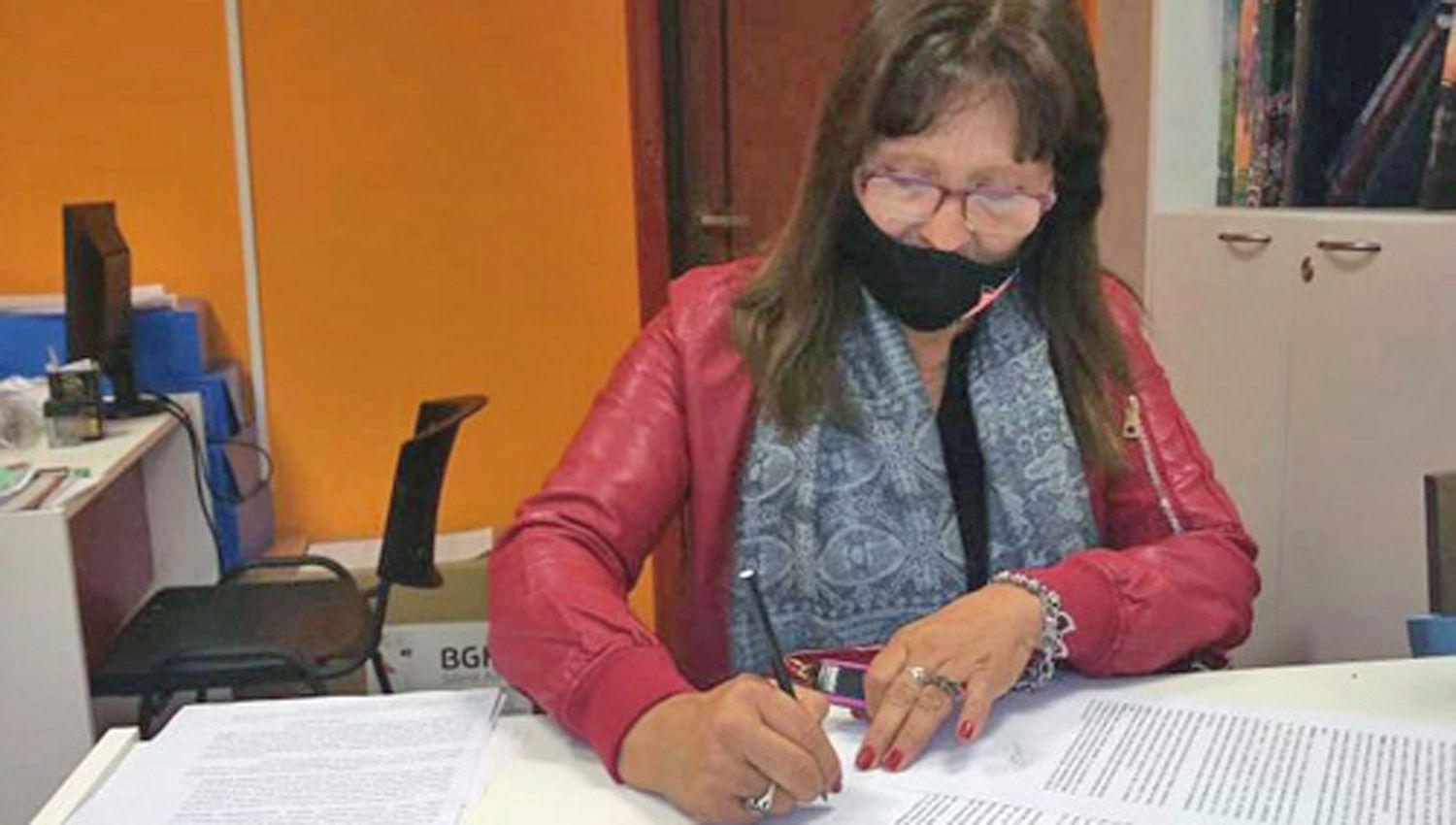 La comisionada municipal de Santa Catalina María Eugenia
Paz firmó el convenio con la provincia