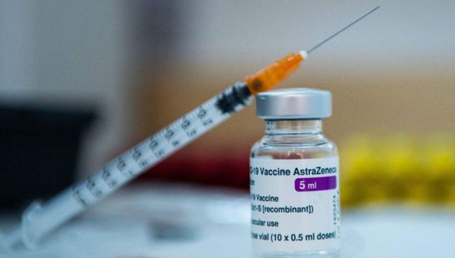La vacuna de AstraZeneca sigue generando dudas y ahora recomiendan limitar su aplicacioacuten a mayores de 40 antildeos