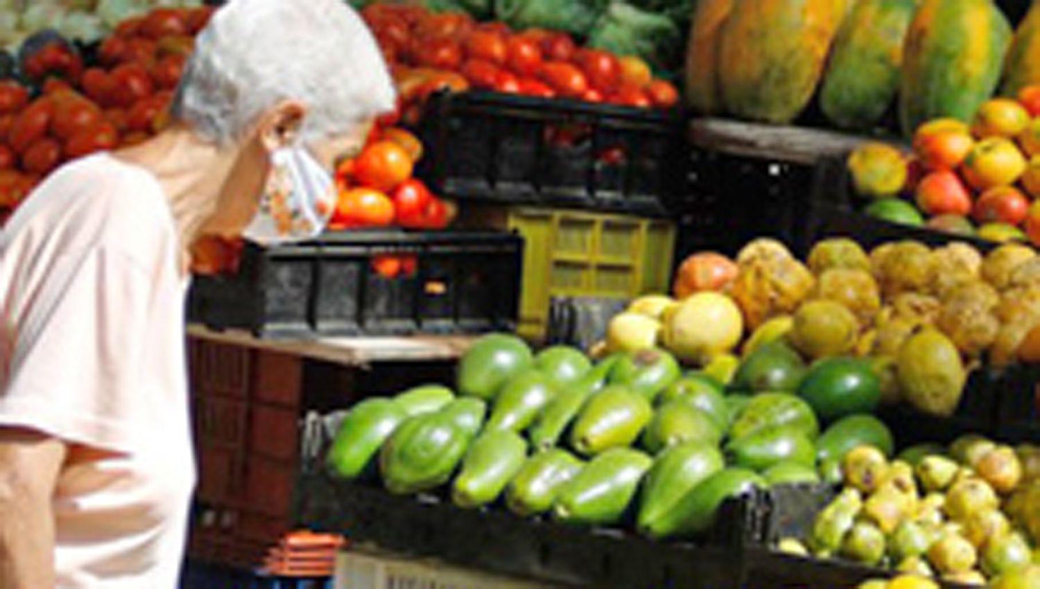 Camiones venderaacuten bolsones de fruta y verdura a bajo precio en todo el paiacutes