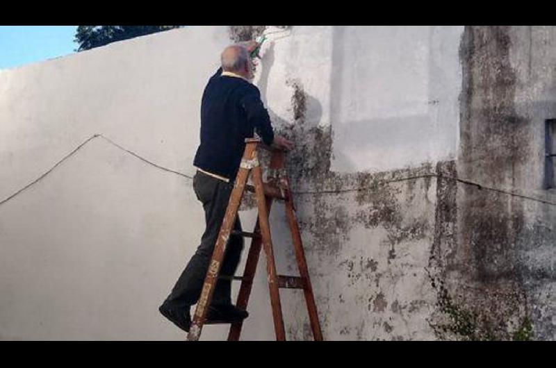 Malena Guinzburg revolucionoacute las redes al mostrar la figura de su papaacute en una pared con humedad