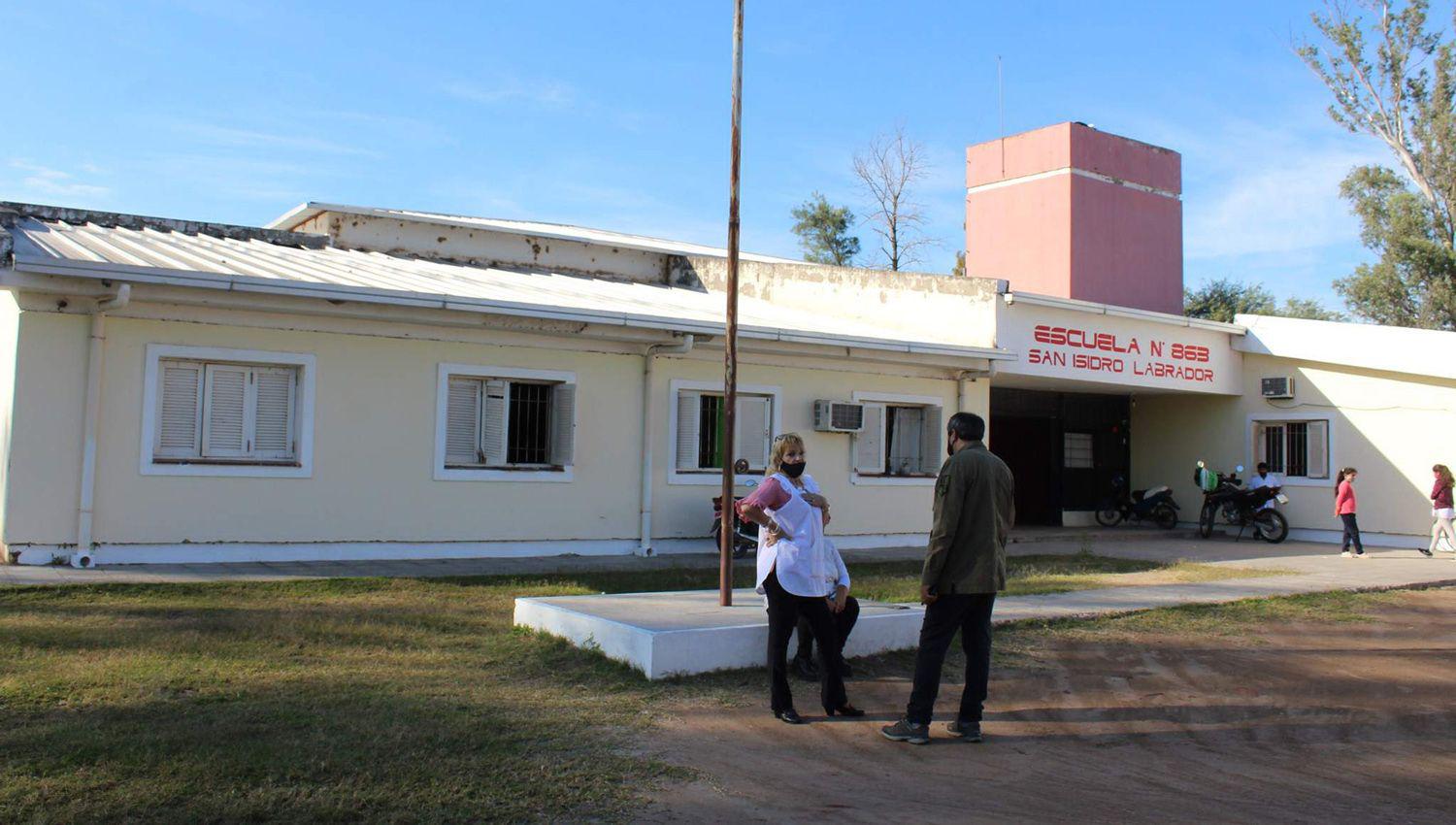 El comisionado Iñíguez inspeccionó la pintura y colocación de
portón met�lico que se ejecutan en el colegio San Isidro Labrador