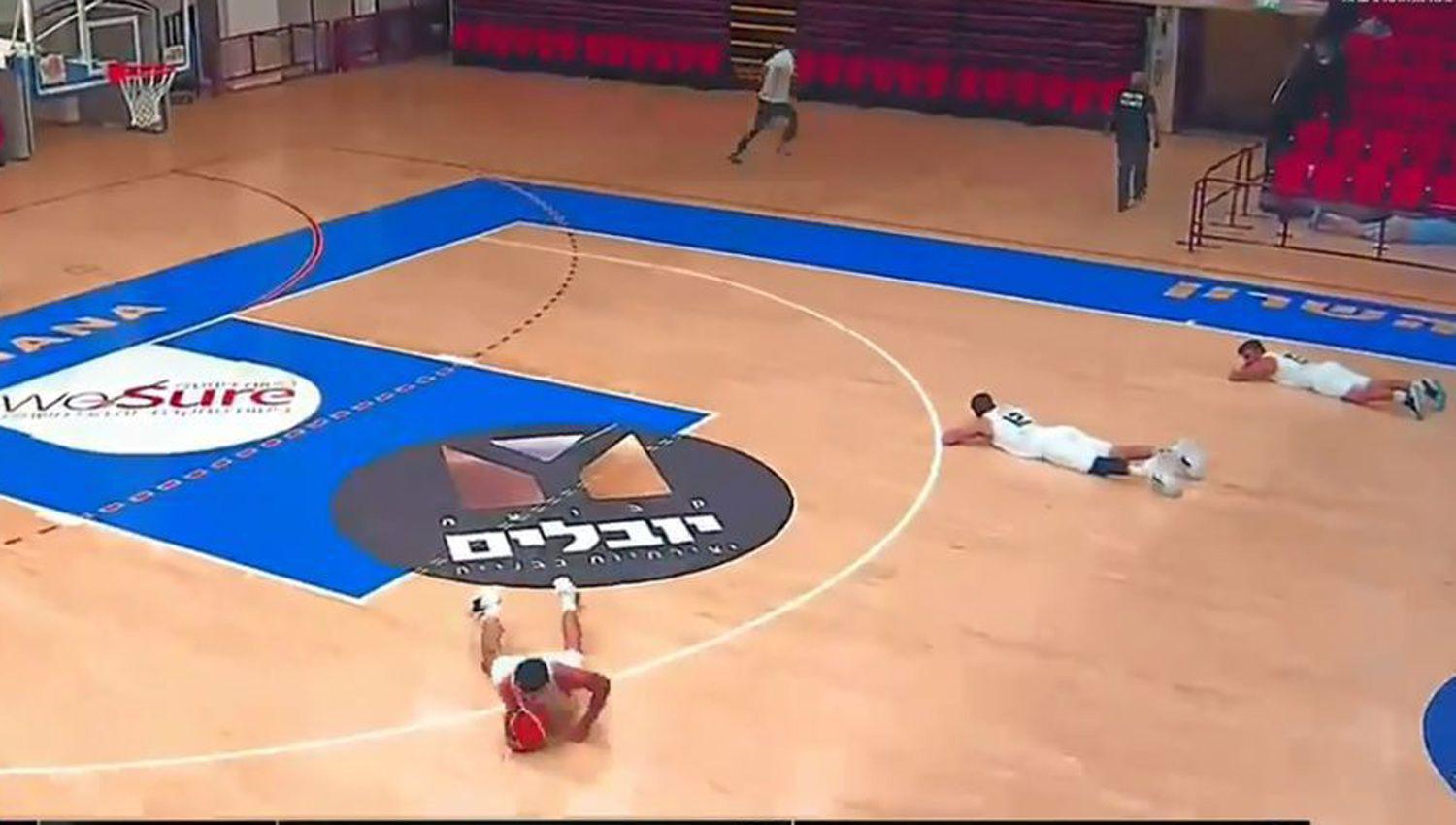 VIDEO  El desesperante momento en que jugadores de baacutesquet se tiran al suelo por los bombardeos