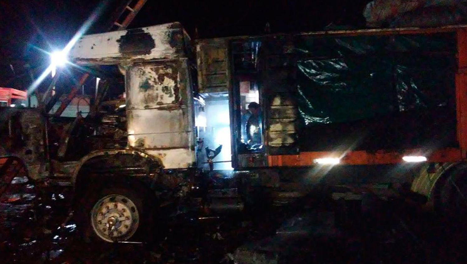 Voraz incendio afectoacute a un camioacuten en el ingreso a Antildeatuya