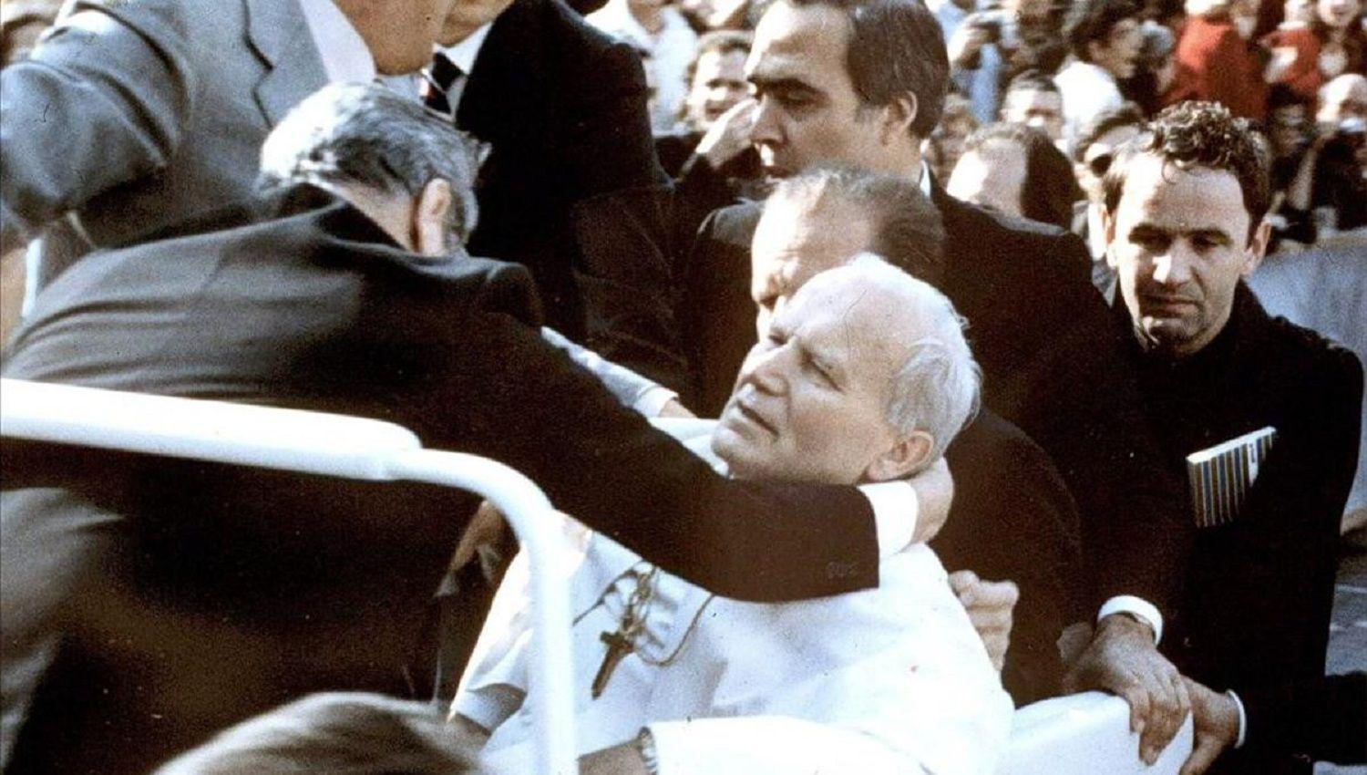 Momento en el que el Papa Juan Pablo II es atendido tras el atentado en la plaza de San Pedro del Vaticano el 13 de mayo de 1981