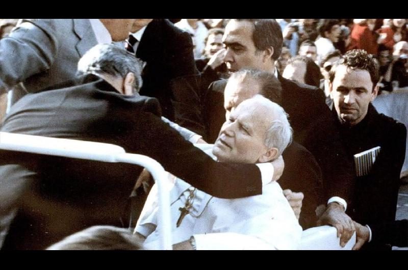 Momento en el que el Papa Juan Pablo II es atendido tras el atentado en la plaza de San Pedro del Vaticano el 13 de mayo de 1981