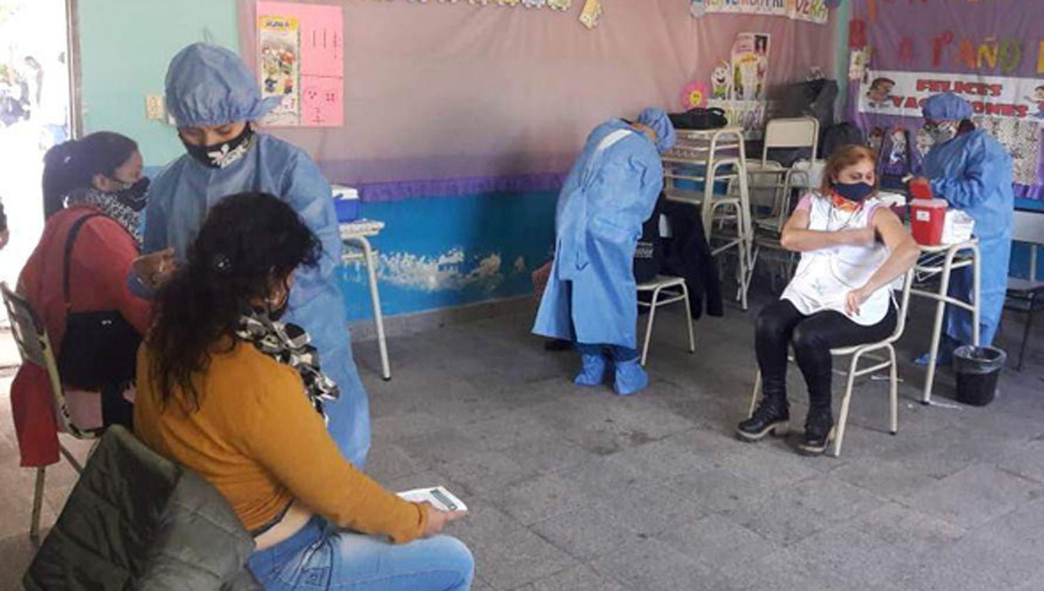 Vacunaron a maacutes de 200 docentes y no docentes en Campo Gallo