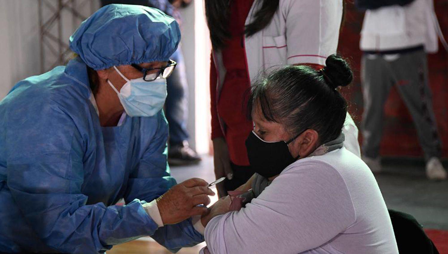 Hoy continuaraacuten vacunando a personas de riesgo en Las Termas