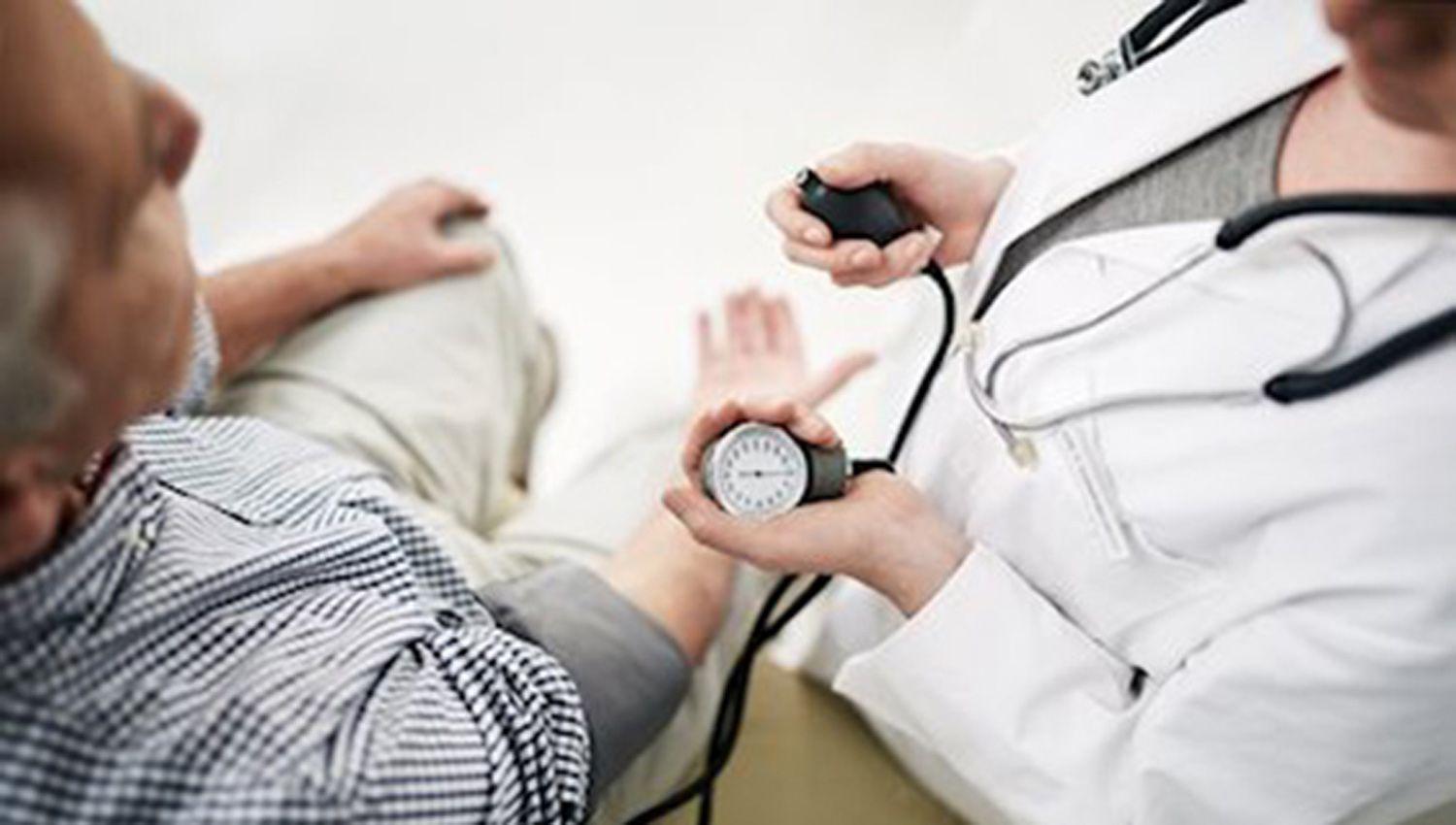 El 46-en-porciento- de la poblacioacuten tiene hipertensioacuten y soacutelo 2 de cada 10 pacientes estaacuten controlados
