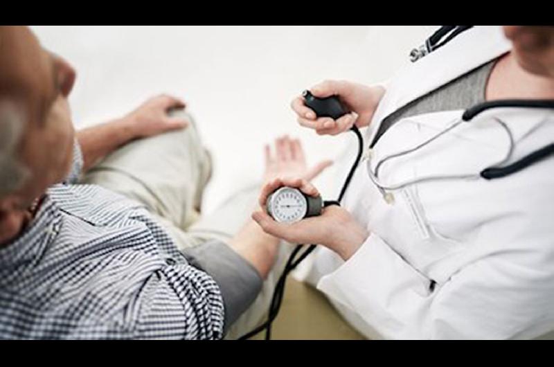El 46-en-porciento- de la poblacioacuten tiene hipertensioacuten y soacutelo 2 de cada 10 pacientes estaacuten controlados