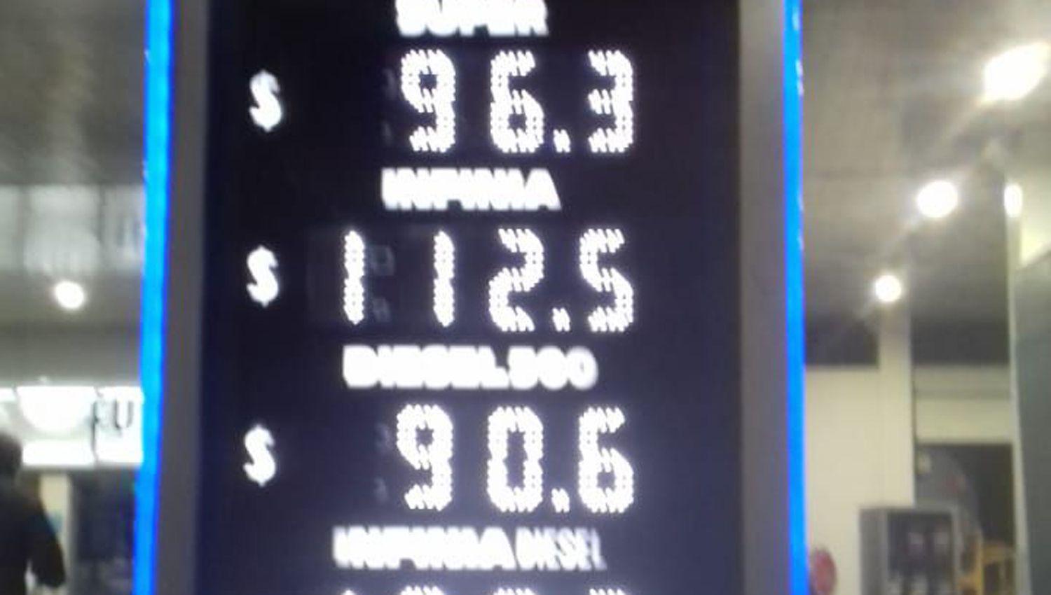 YPF aumentoacute sus combustibles un 5-en-porciento- promedio en Santiago y llenar un tanque con nafta Premium cuesta maacutes de 5000