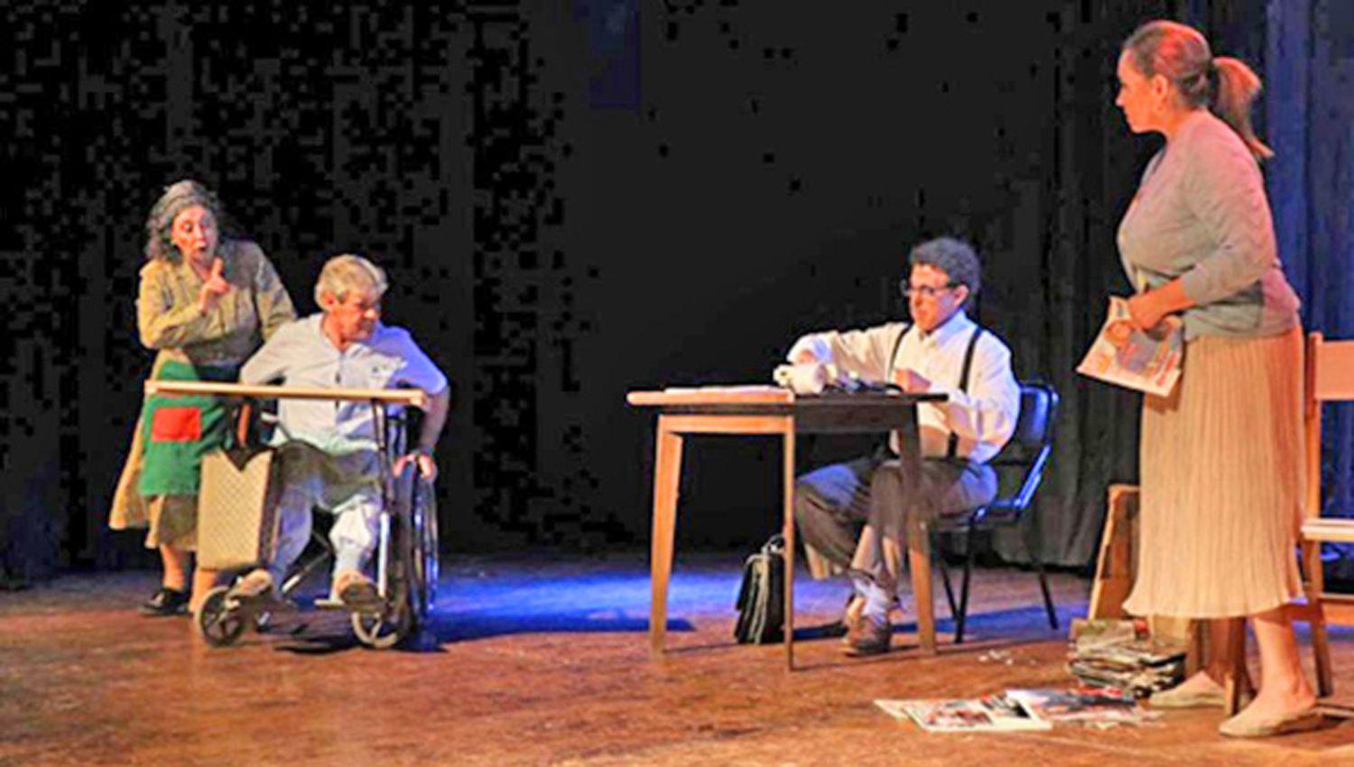 Teatro con actores santiaguentildeos en  la sala de Adatise