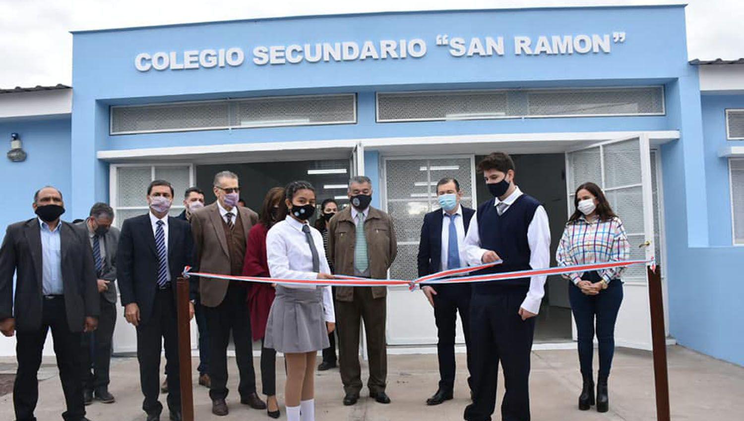 Inauguran nuevo edificio del Colegio Secundario ldquoSan Ramoacutenrdquo y entregan 24 viviendas sociales en La Banda