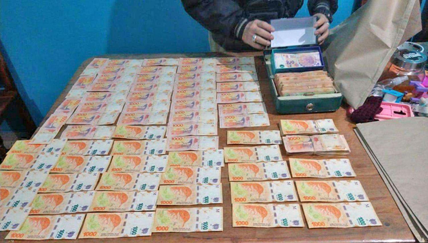 Los policías lograron secuestrar m�s de 800 mil en efectivo y gran
cantidad de mercadería