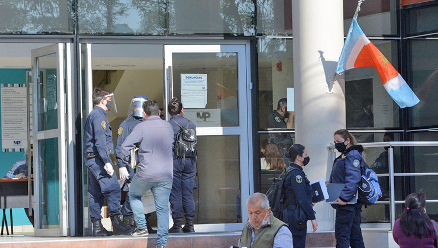 Tres antildeos de prisioacuten por humillar verbalmente golpear y escupir a la pareja frente a la hija de ambos