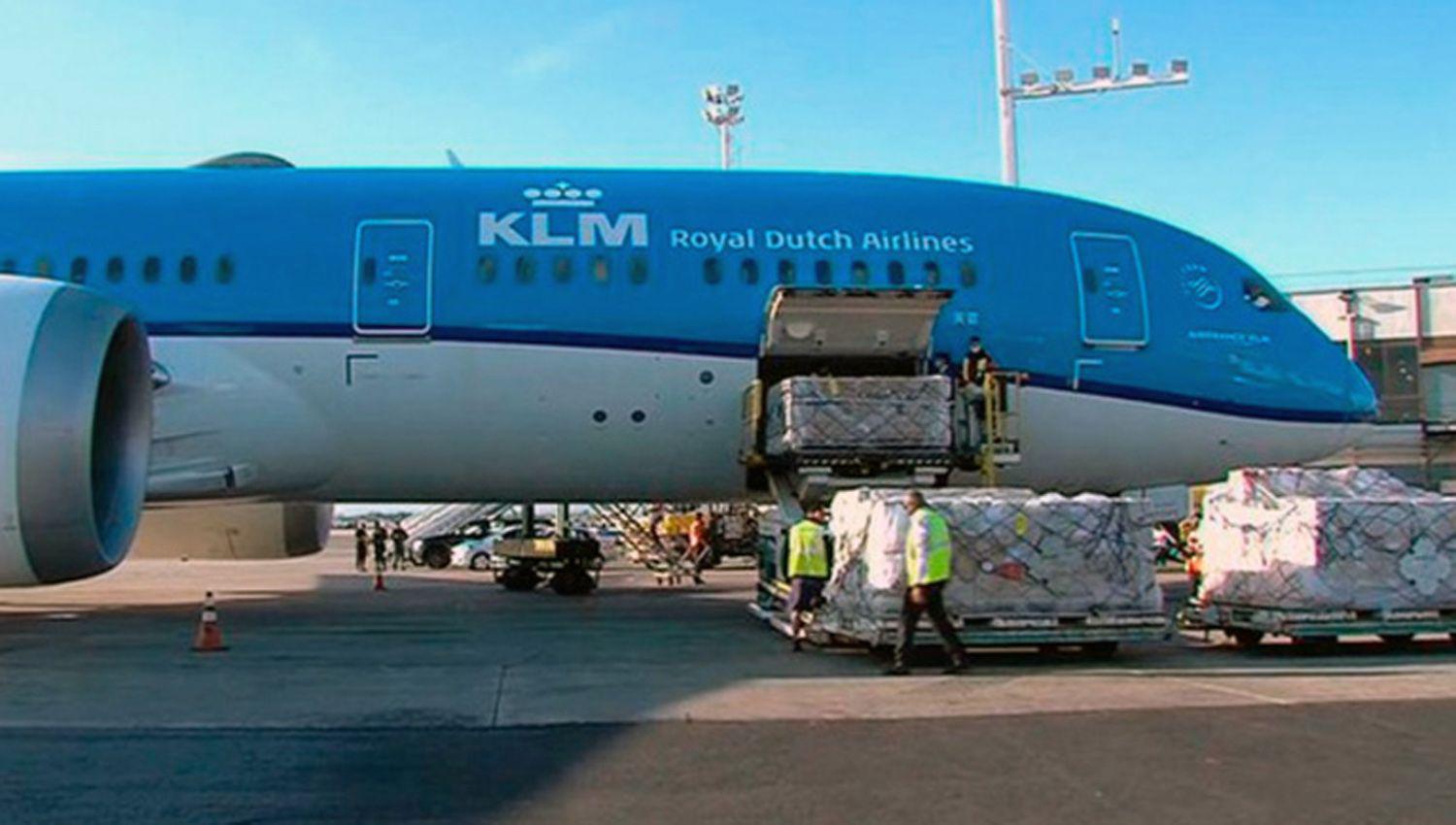 Una aeronave de Ámsterdam aterrizó en Ezeiza y descargaron las vacunas en el sector correspondiente
de la estación aérea
