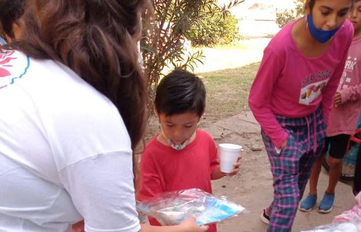 Entregan donaciones a nintildeos del comedor del barrio Ejeacutercito Argentino