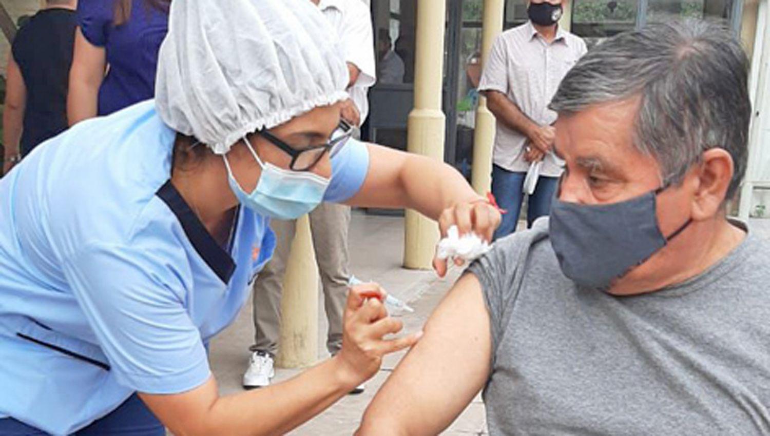 Santiago recibe 27450 nuevas vacunas para avanzar en el plan de inmunizacioacuten contra el Covid-19