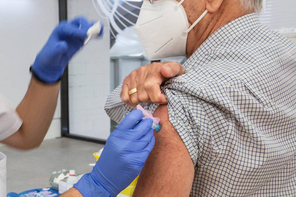 Llegoacute el turno de vacunarse para personas de 55 a 59 con o sin factores de riesgo