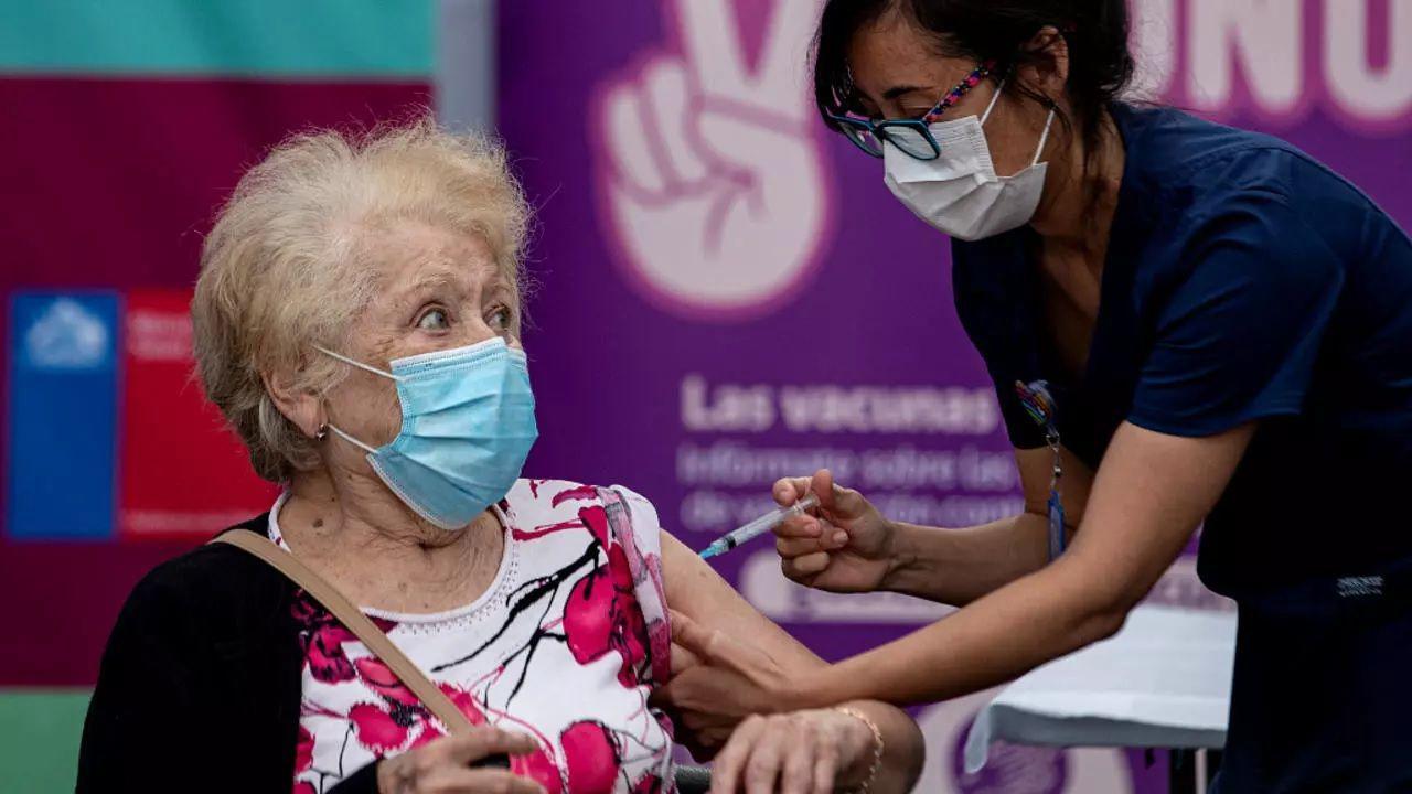 Zamora compartioacute el cronograma de vacunacioacuten para Capital y Banda
