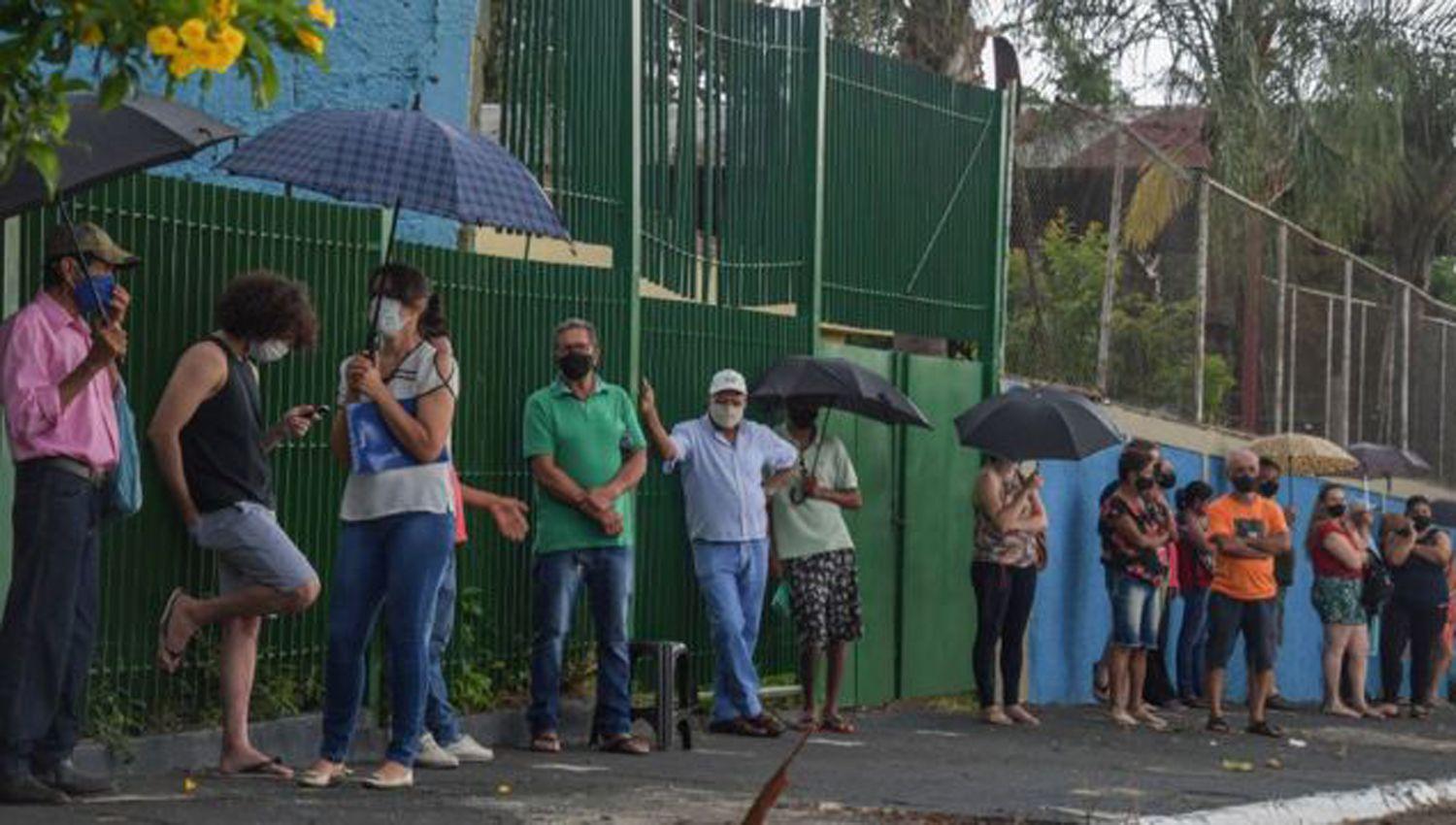 Los impresionantes resultados del experimento de una ciudad brasilentildea que vacunoacute al 75-en-porciento- de los adultos