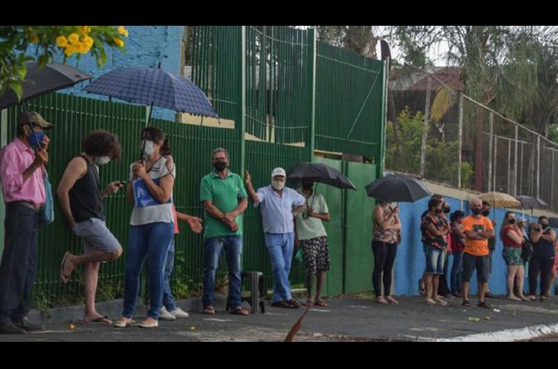 Los impresionantes resultados del experimento de una ciudad brasilentildea que vacunoacute al 75-en-porciento- de los adultos