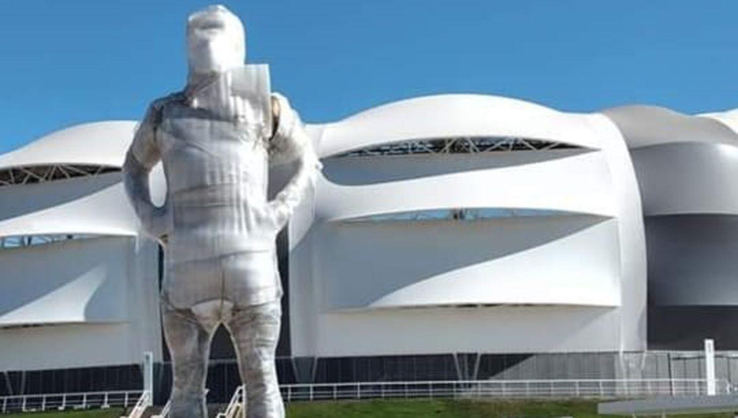 Una estatua de Maradona se sumaraacute al paisaje del Estadio Uacutenico este jueves