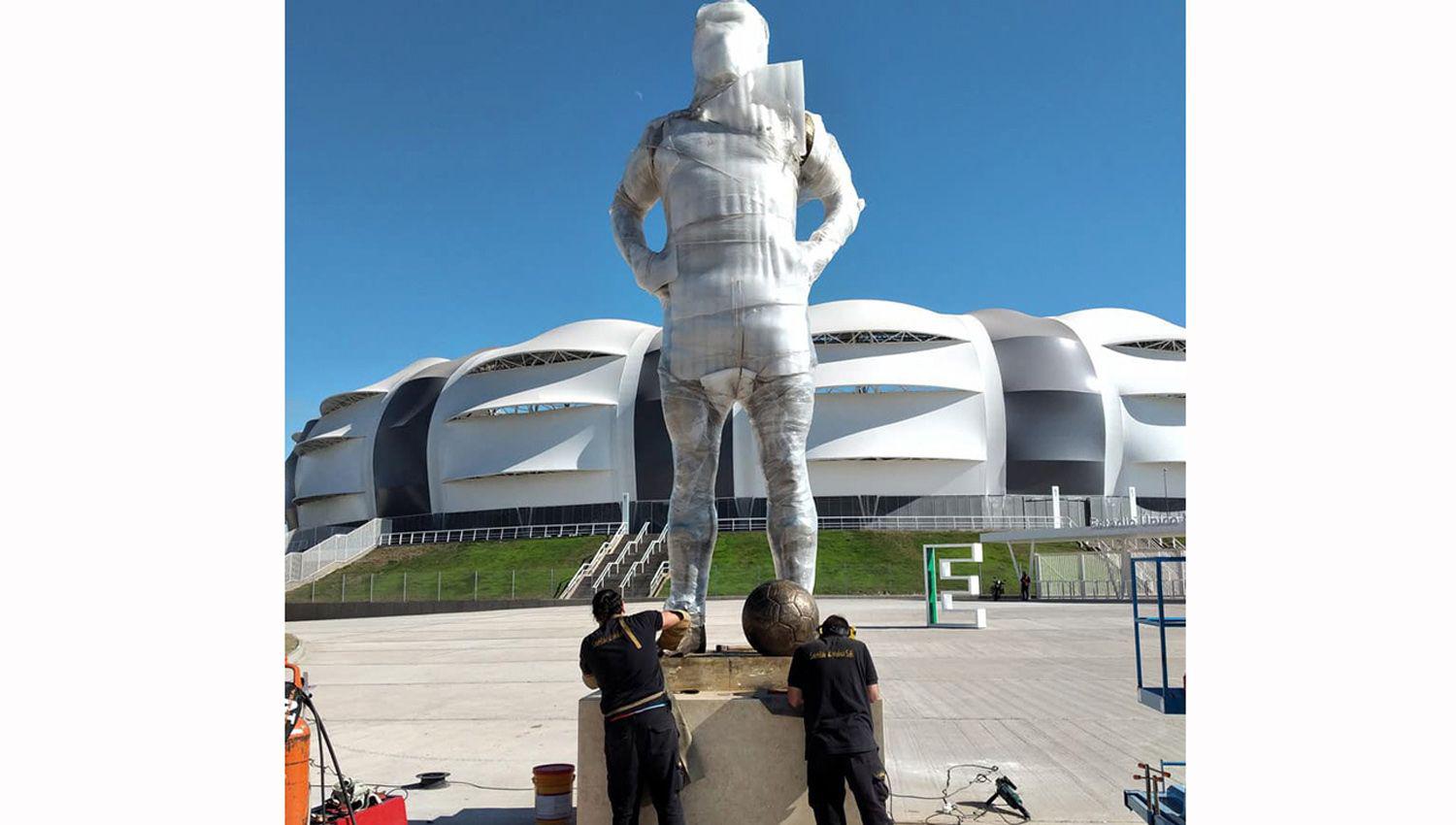 La estatua de Diego Armando Maradona ya est� instalada en el sector este del Estadio Único