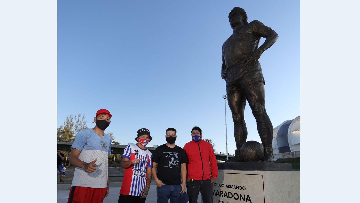 La estatua de Diego Armando Maradona es furor desde  ayer en Santiago del Estero