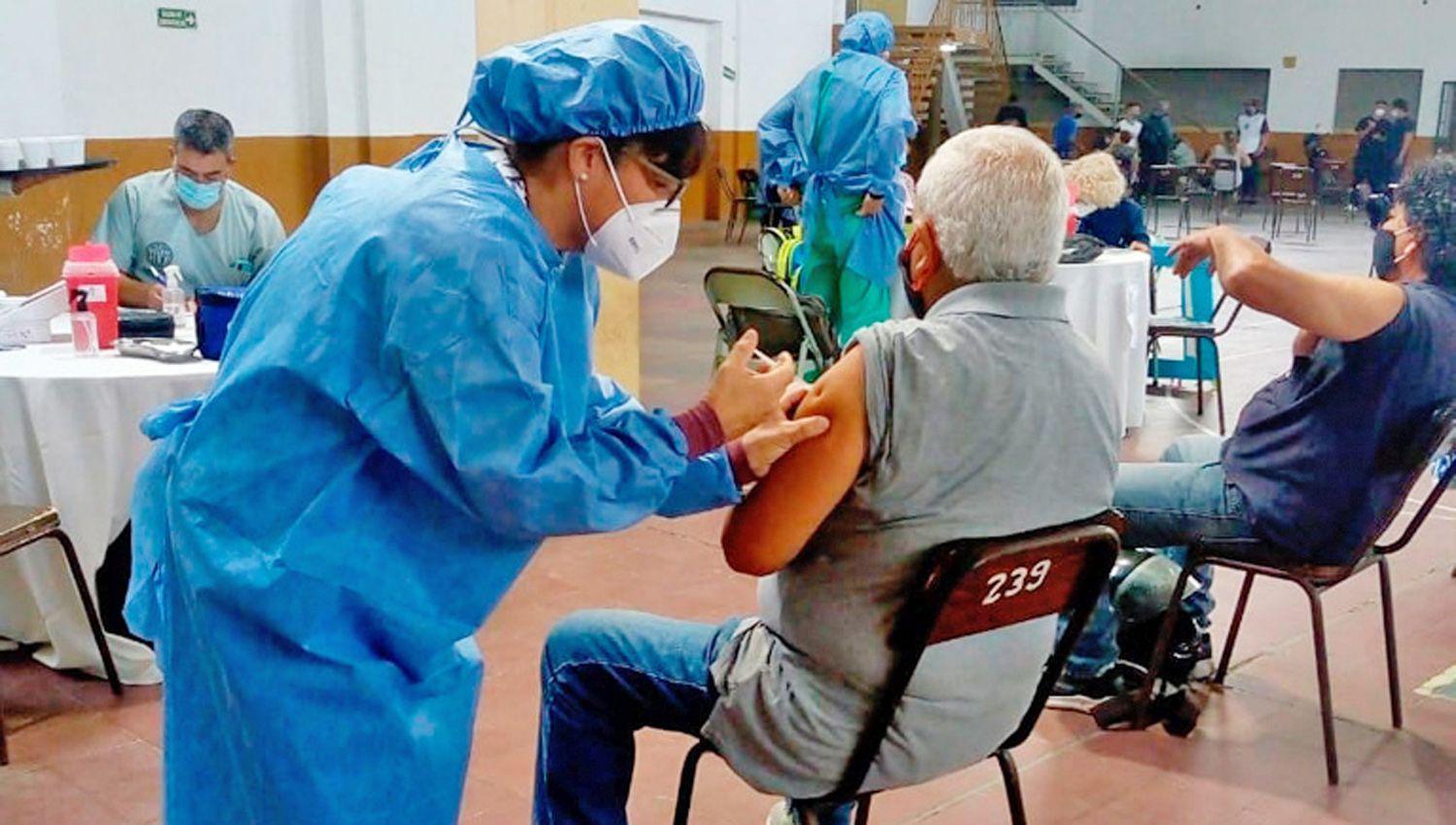 Especialistas afirman que la Argentina ldquoalcanzoacute un ritmo similar de vacunacioacuten a Europardquo