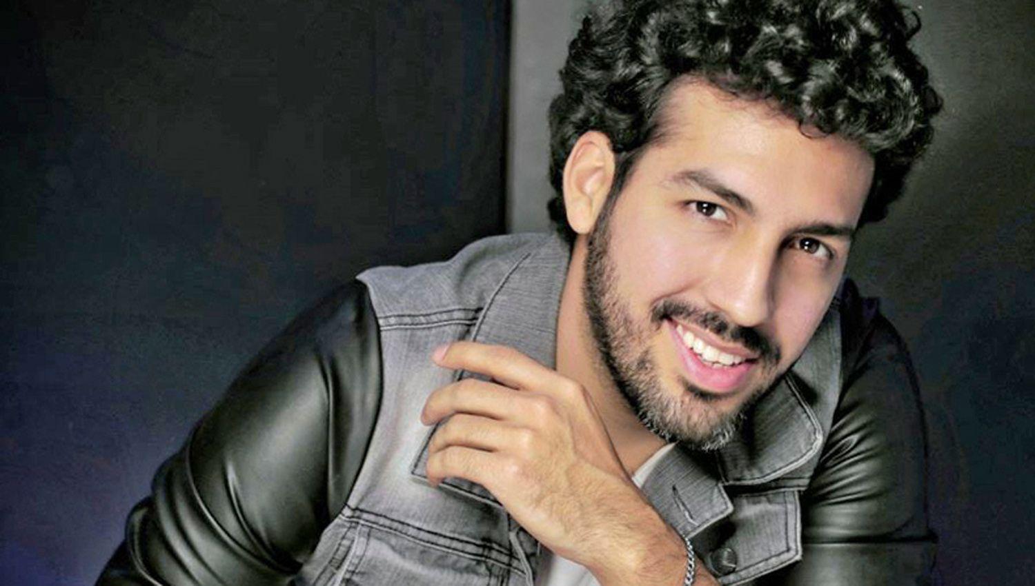 Santi empezó su carrera ligado al folclore pero con el tiempo continuó incorporando nuevos sonidos