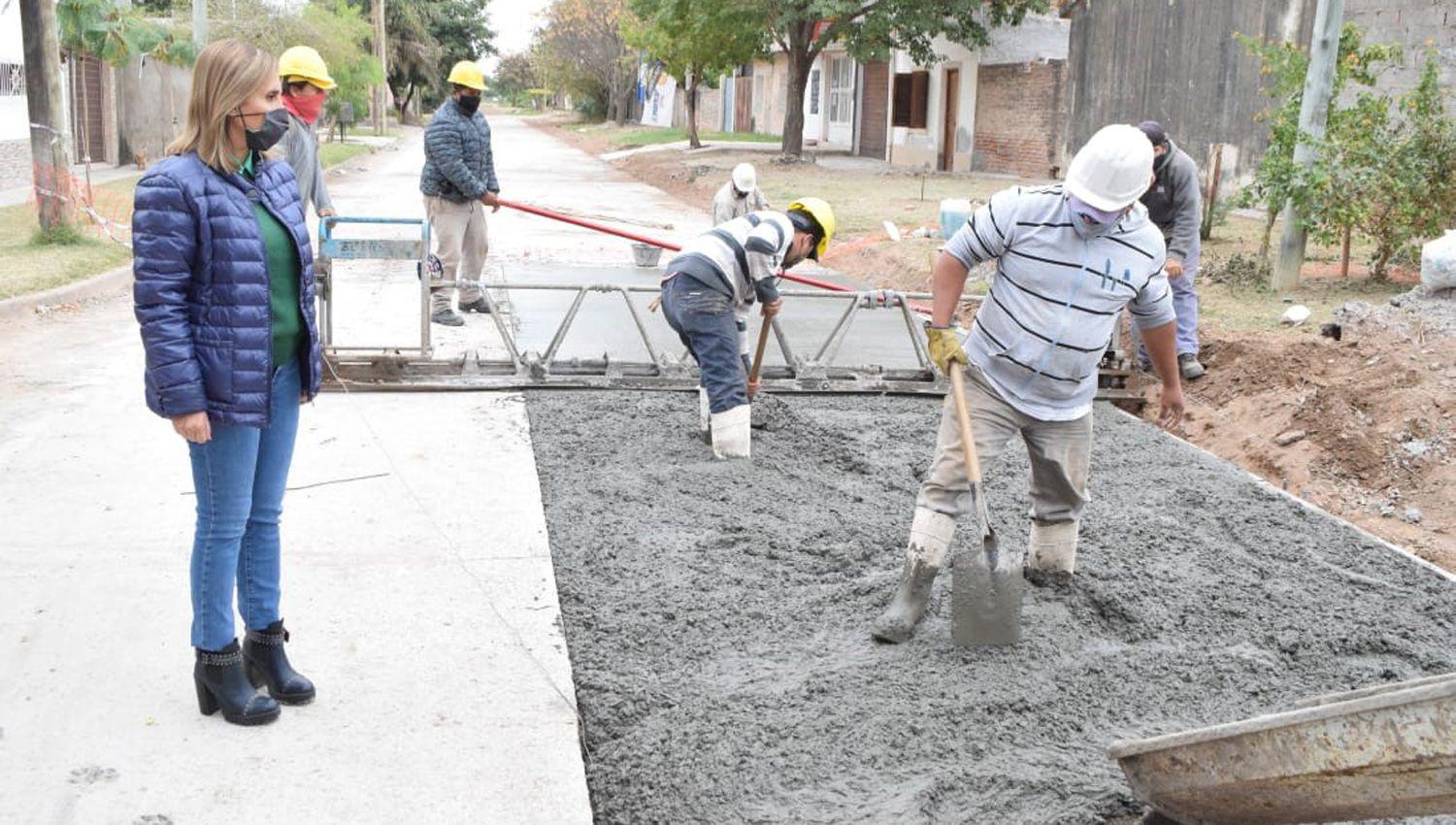 Norma Fuentes supervisoacute la obra de pavimento del barrio Vinalar