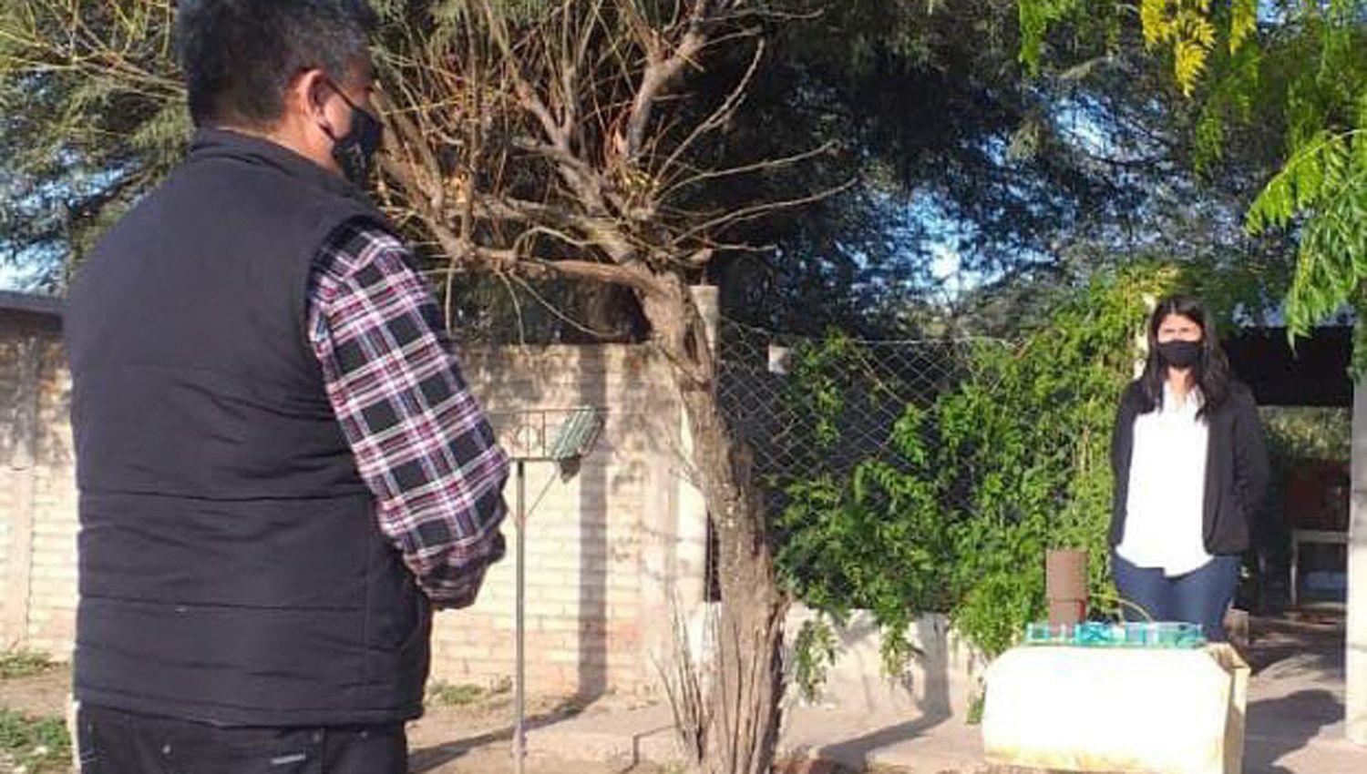 El profesor fue a la casa y respetando el protocolo le tomó examen en la vereda de la casa
