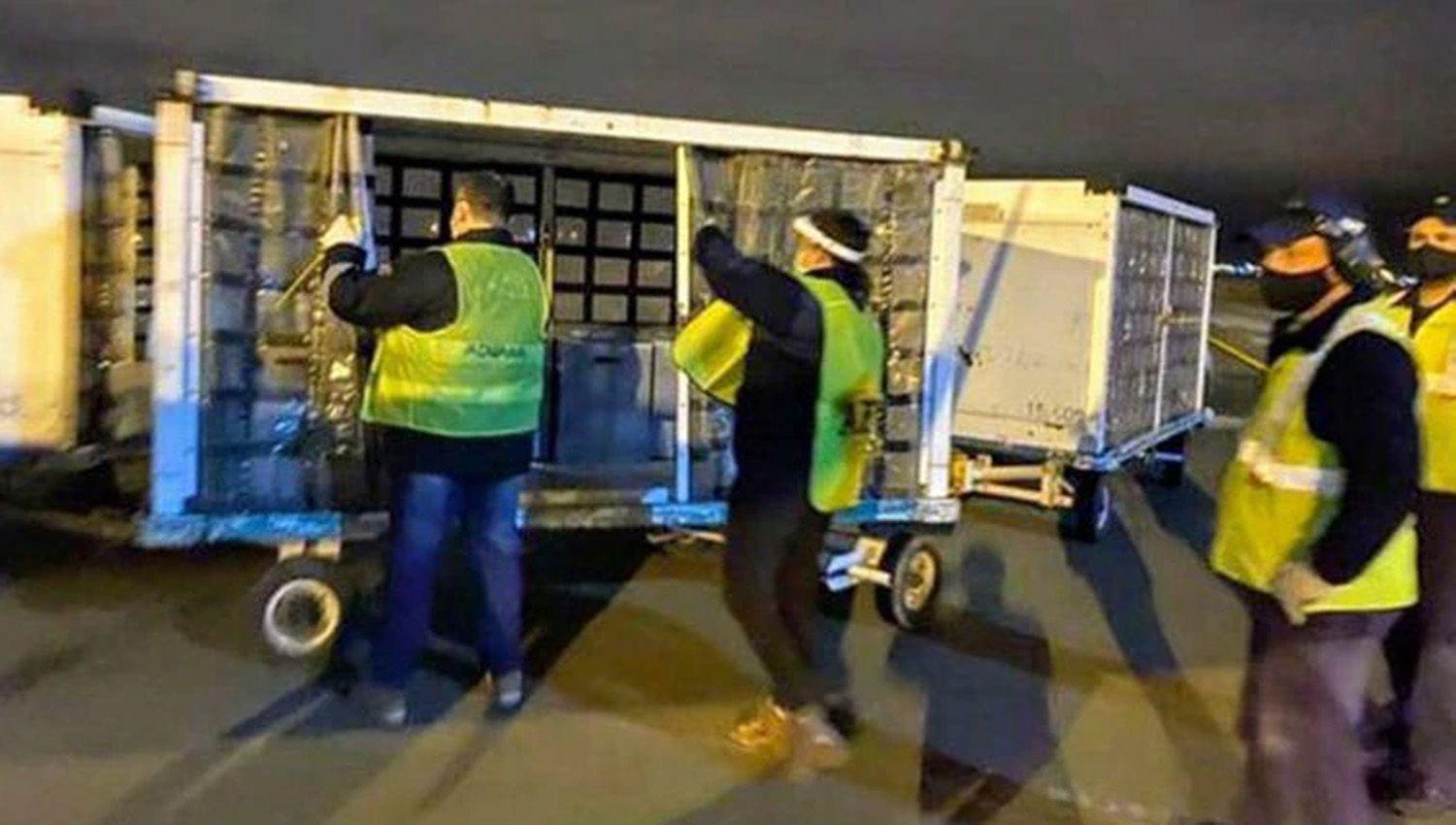 Hace diez meses Lionel Messi donoacute 32 respiradores que estaacuten en el depoacutesito del aeropuerto de Rosario