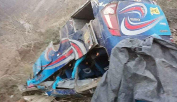 Unos 17 muertos al caer un autobuacutes a un abismo en Peruacute