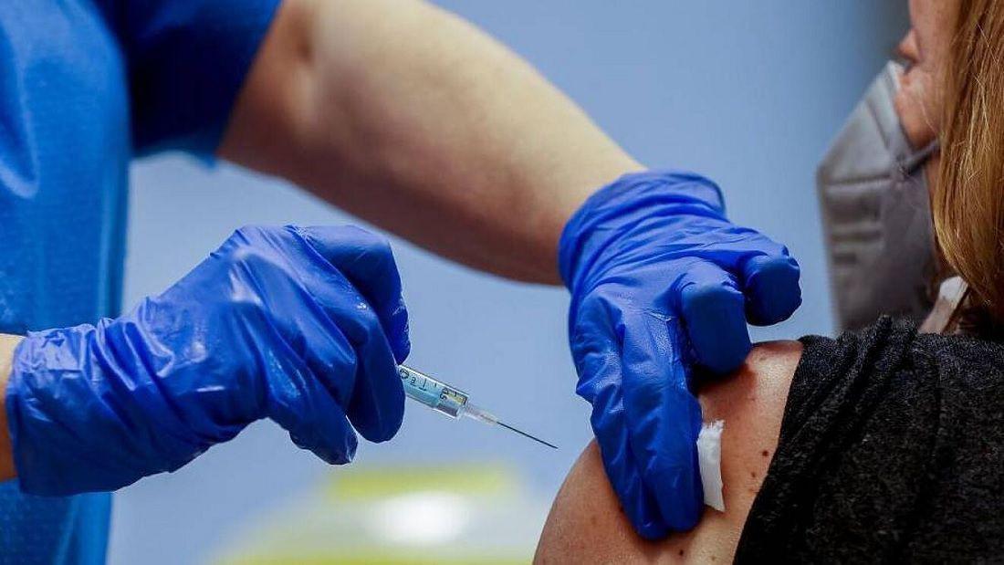 Habilitan 16 centros de vacunacioacuten para personas de 40 a 44 antildeos con y sin factores de riesgo