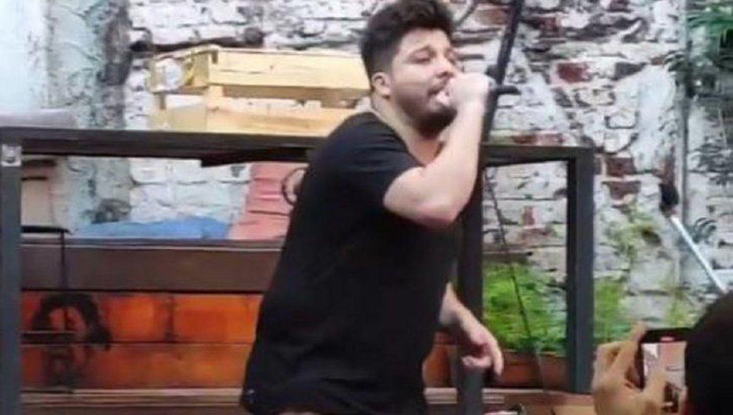 En pleno colapso sanitario Damiaacuten Coacuterdoba brindoacute un recital en un bar violando todos los protocolos