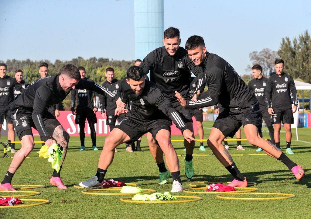 Messi y compantildeiacutea ya estaacuten en Brasil- mantildeana enfrenta al seleccionado chileno