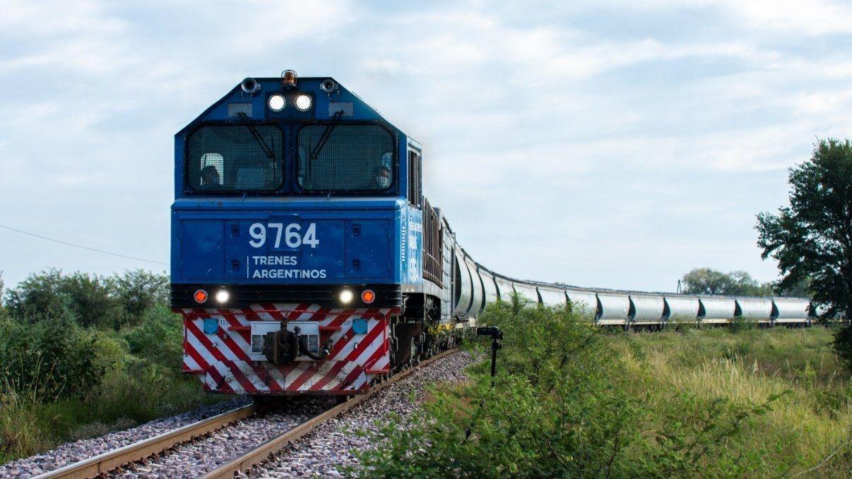 Se acostoacute a dormir sobre las viacuteas y lo arrolloacute un tren carguero