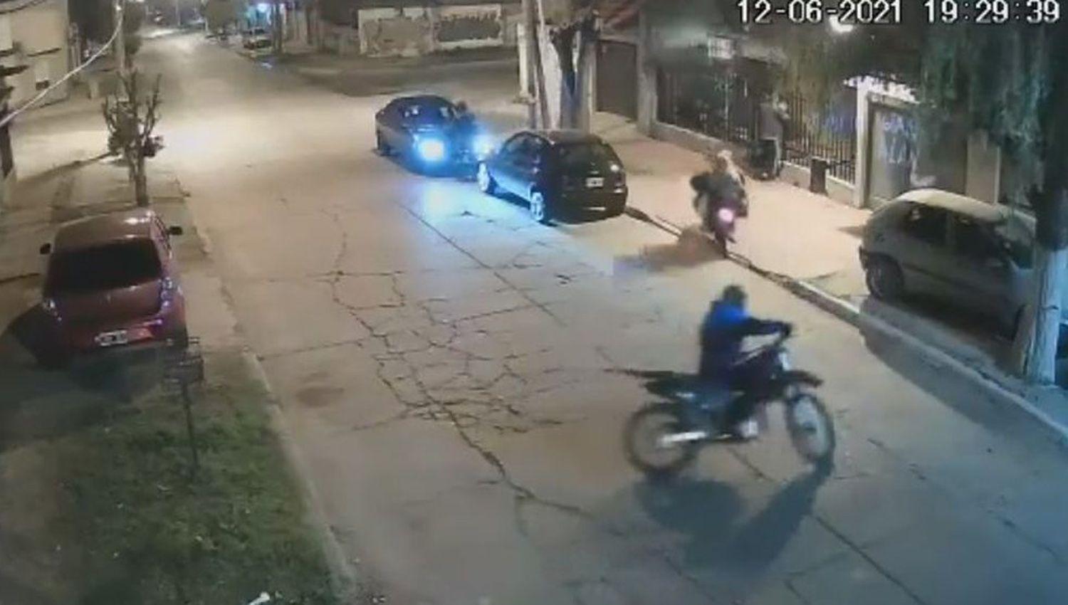 VIDEO  Una familia fue increpada por motochorros que quisieron robarles el auto- dispararon cuatro veces
