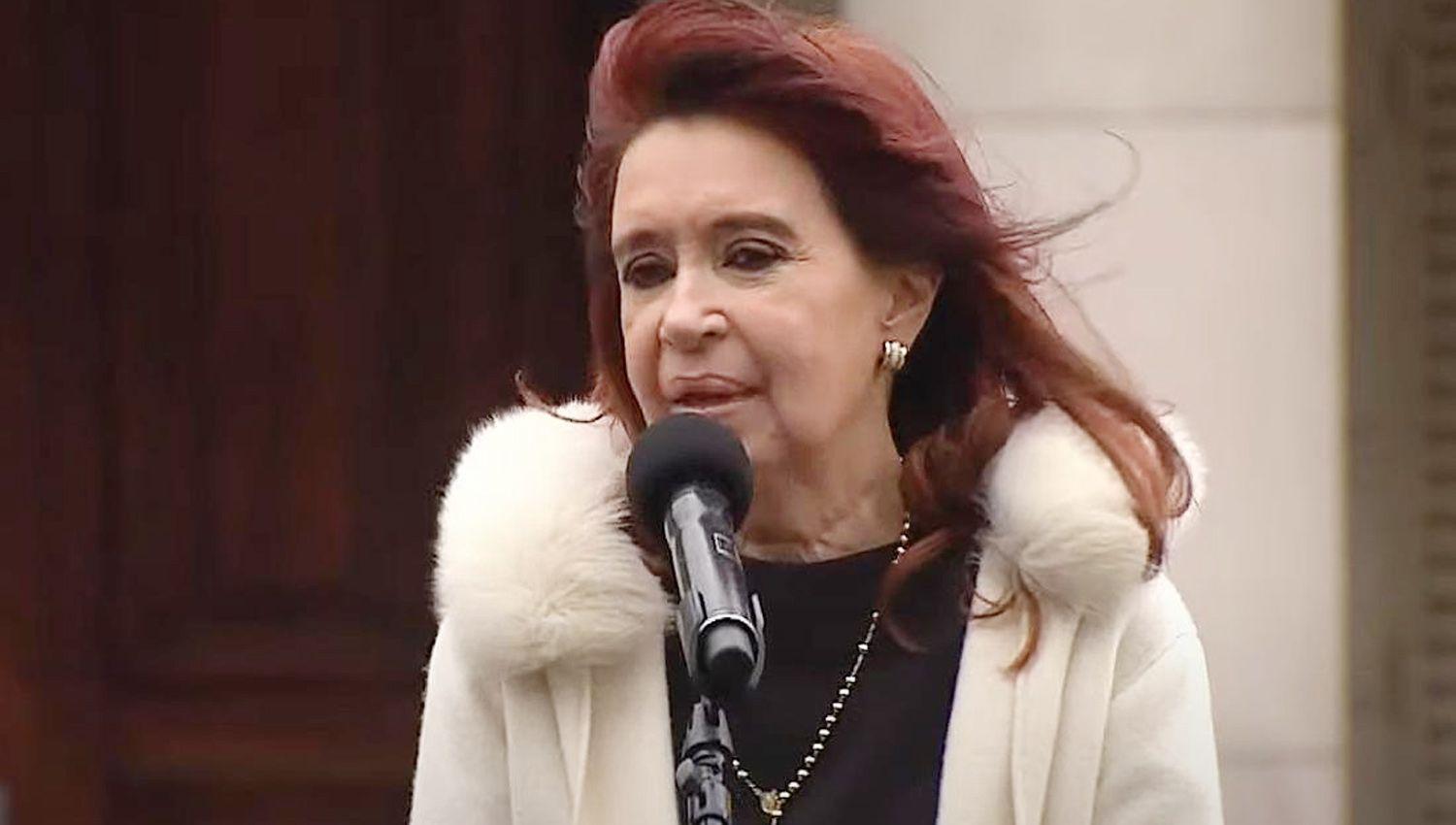 Cristina Fernaacutendez de Kirchner- ldquoHay que dejar la vacuna y a la pandemia fuera de la poliacuteticardquo