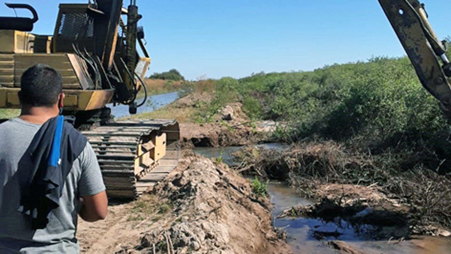 Se reparoacute un  canal de riego en Colonia El Simbolar