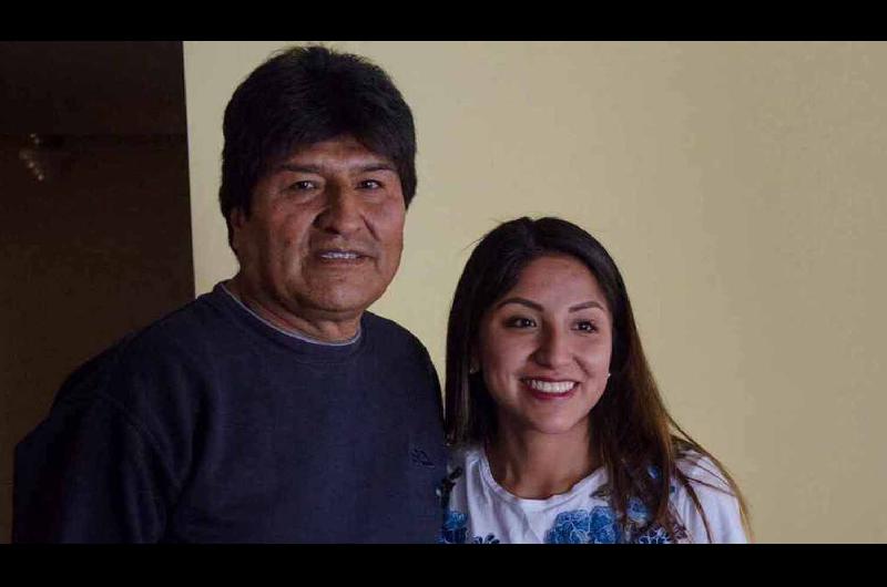 Evo Morales justificoacute la vacunacioacuten de su hija de 26 antildeos- ldquoEstaacute en contacto con la ciudadaniacutea porque es funcionariardquo