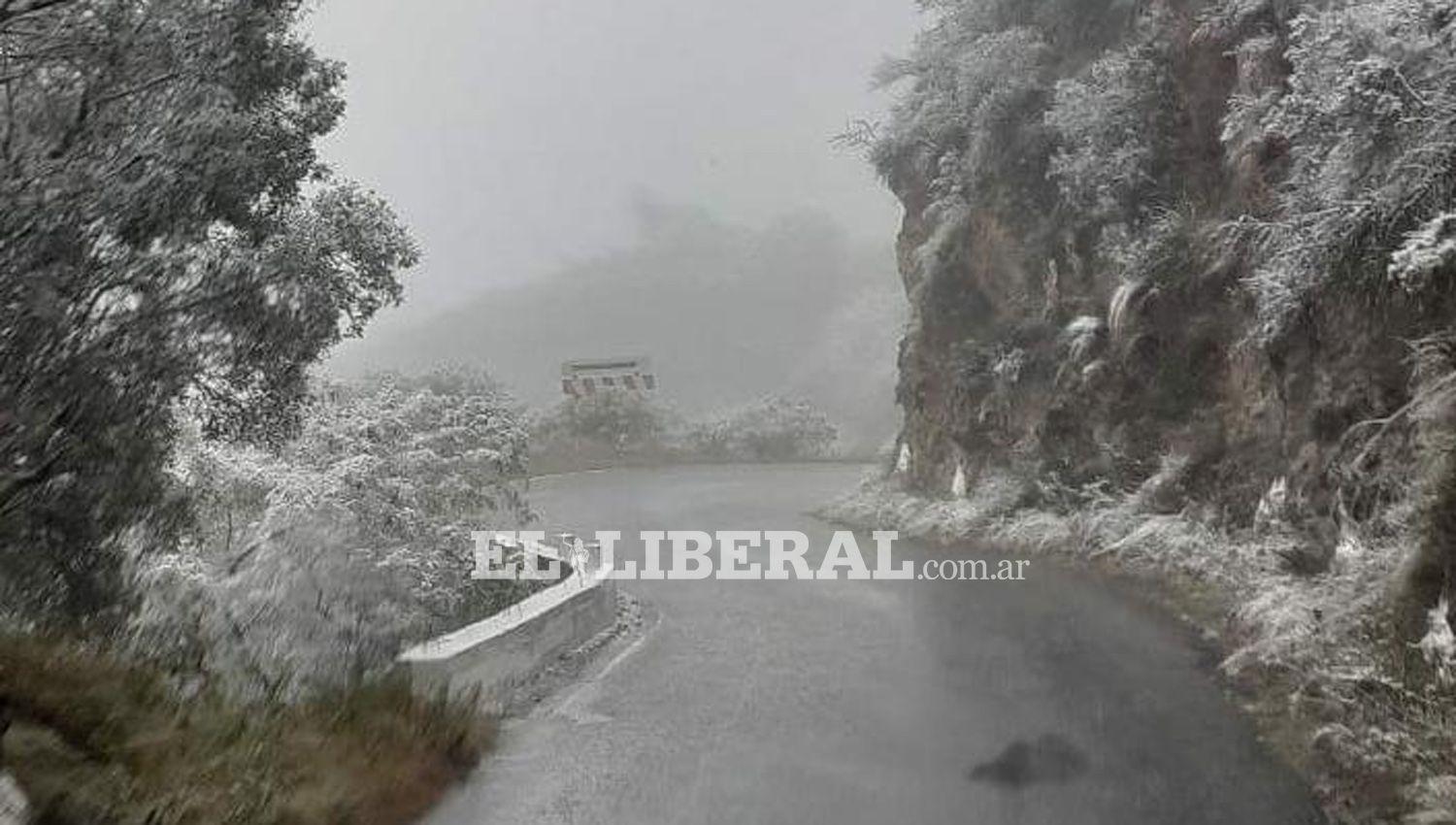 Cerca de Friacuteas- La primera nevada del antildeo llegoacute tiacutemidamente hasta Guayamba