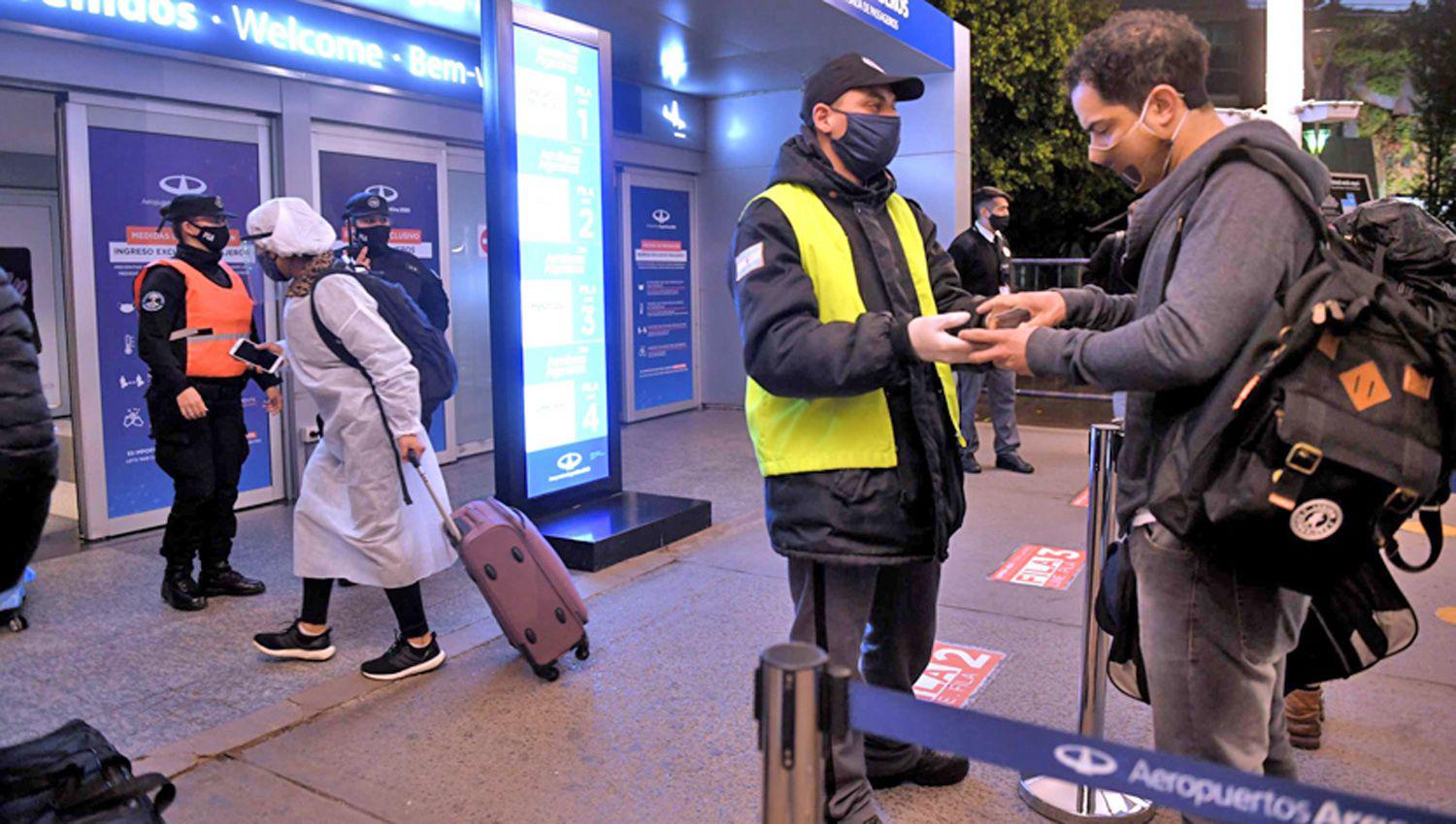 Roberto Debbag indicó que se debe cambiar el test de antígenos por PCR que se realiza en Ezeiza