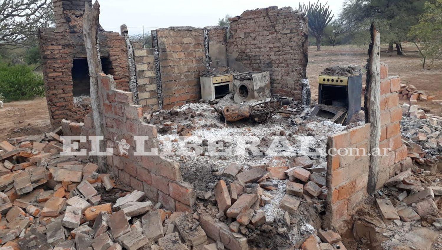 El fuego consumioacute los bienes de una familia atamisquentildea