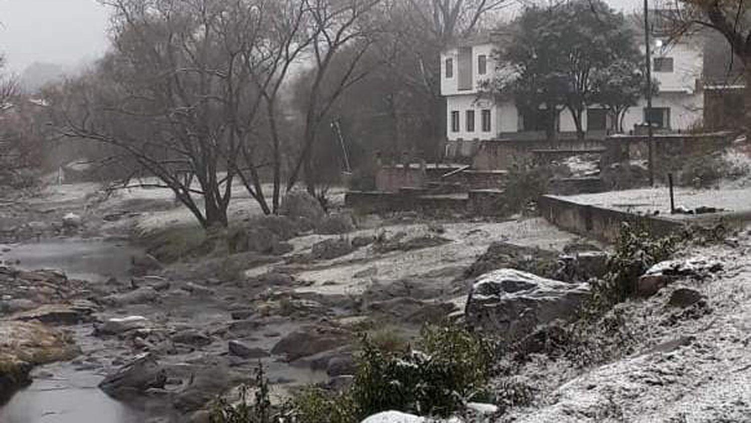 Guayamba amanecioacute con un manto blanco y helado