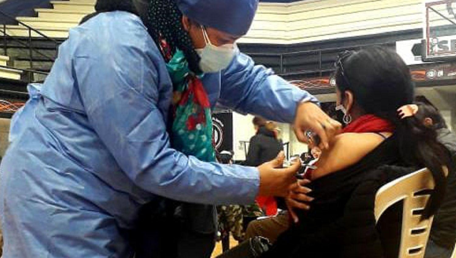 La vacunacioacuten de joacutevenes de 35 a 39 antildeos superoacute las expectativas en La Banda durante el feriado
