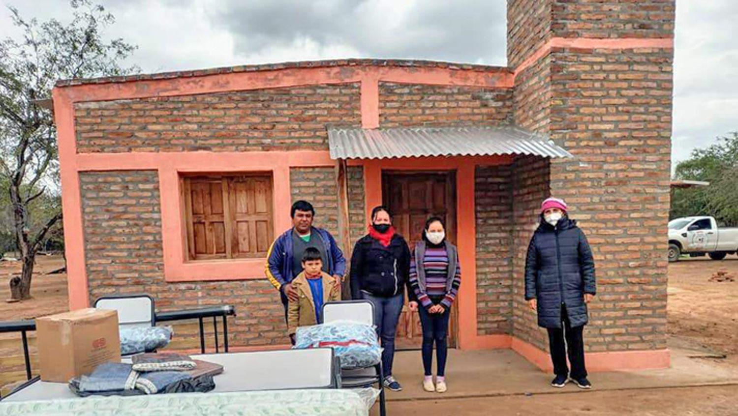 Mobiliario para familias de Figueroa beneficiadas con viviendas sociales
