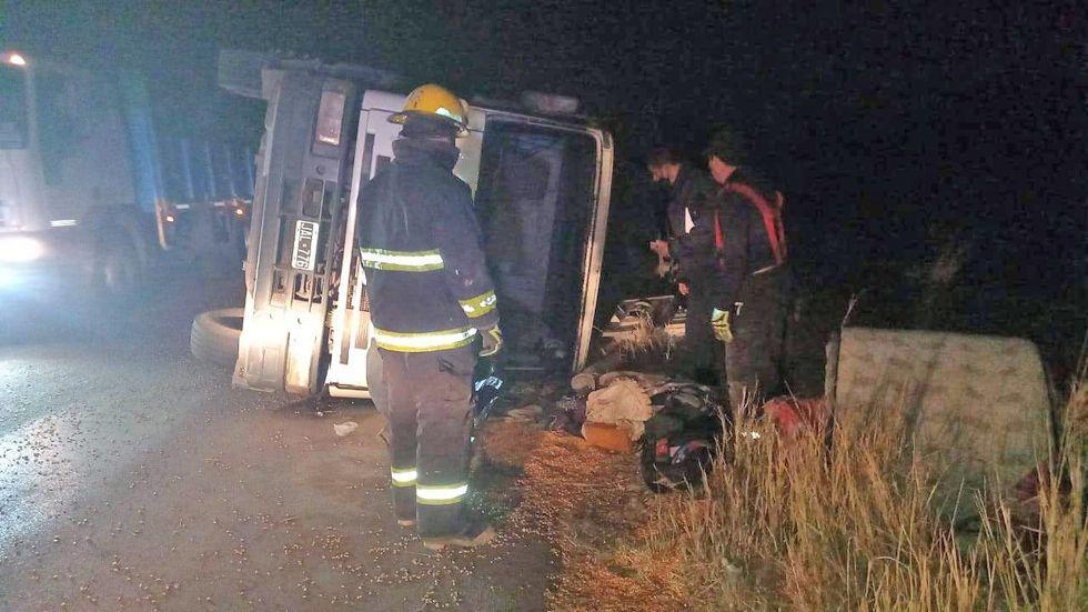 Camionero se salvoacute de milagro al volcar sobre la ruta 92 en el ingreso a Antildeatuya