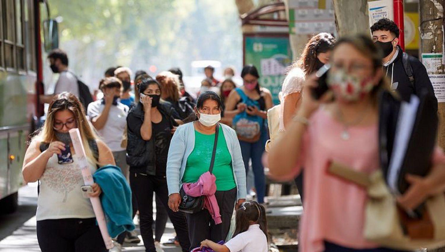 Extenderaacuten las restricciones y limitaraacuten el ingreso de personas al paiacutes